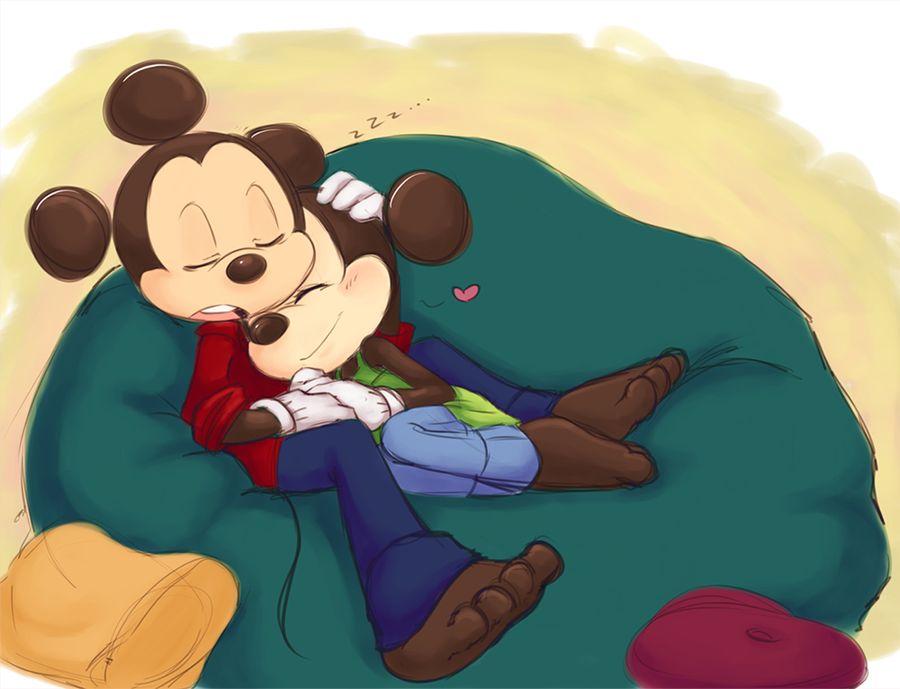 Imágen de amor de Minnie y Mickey abrazados mientras descansan sobre un sillón